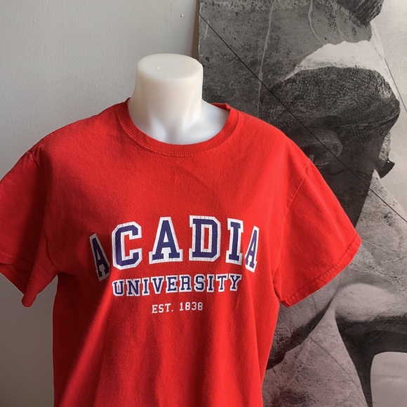 Red Acadia University T Shirt Unisex Size Small - Picture 1 of 5